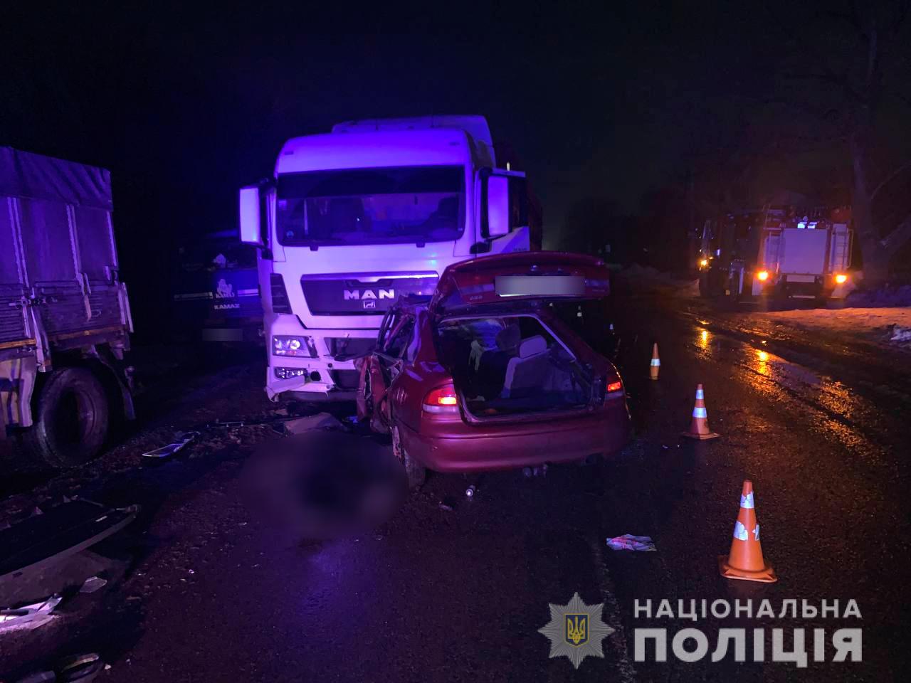 В Николаеве в ДТП с грузовиком погибли два человека - фото - Апостроф