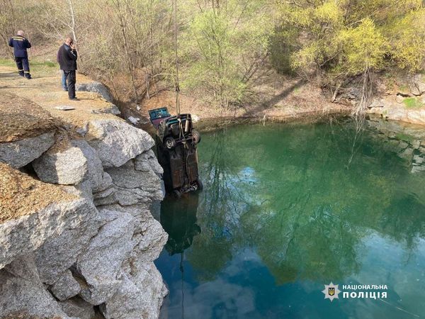 Мужик в кресле в озере