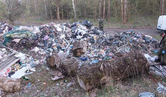 Напередодні приїзду Порошенко в Чорнобилі знайшли гори дивного сміття: опубліковано фото