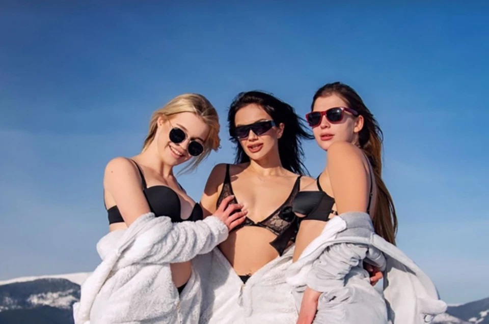 Girls 18+ on a boat in Crimea! 11 голых нудисток.. — Video | VK