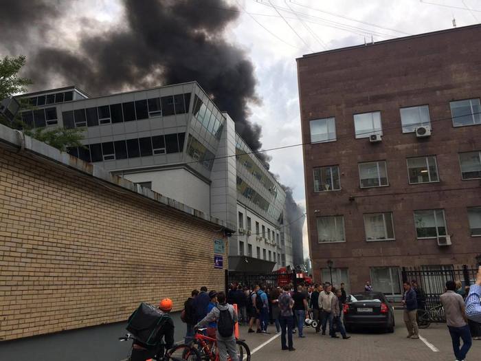 В столице России произошел сильный пожар: опубликованы фото и видео