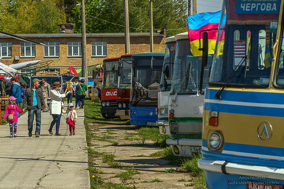Киевлянам покажут авто нацистов и автобус Гагарина: яркие фото
