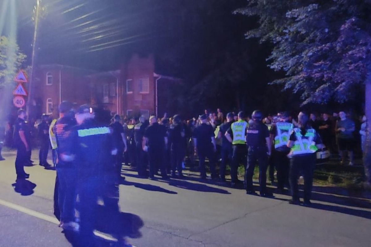 Вночі у Вінниці люди збиралися біля стадіону й вимагали випустити чоловіків, яких нібито утримує ТЦК
