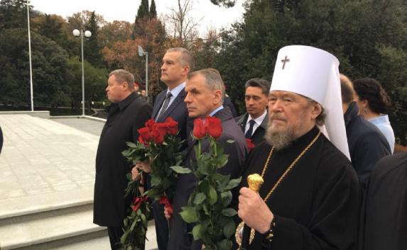 Жахливі пробки і відкриття пам'ятника царю: опубліковано фото і відео візиту Путіна до Криму