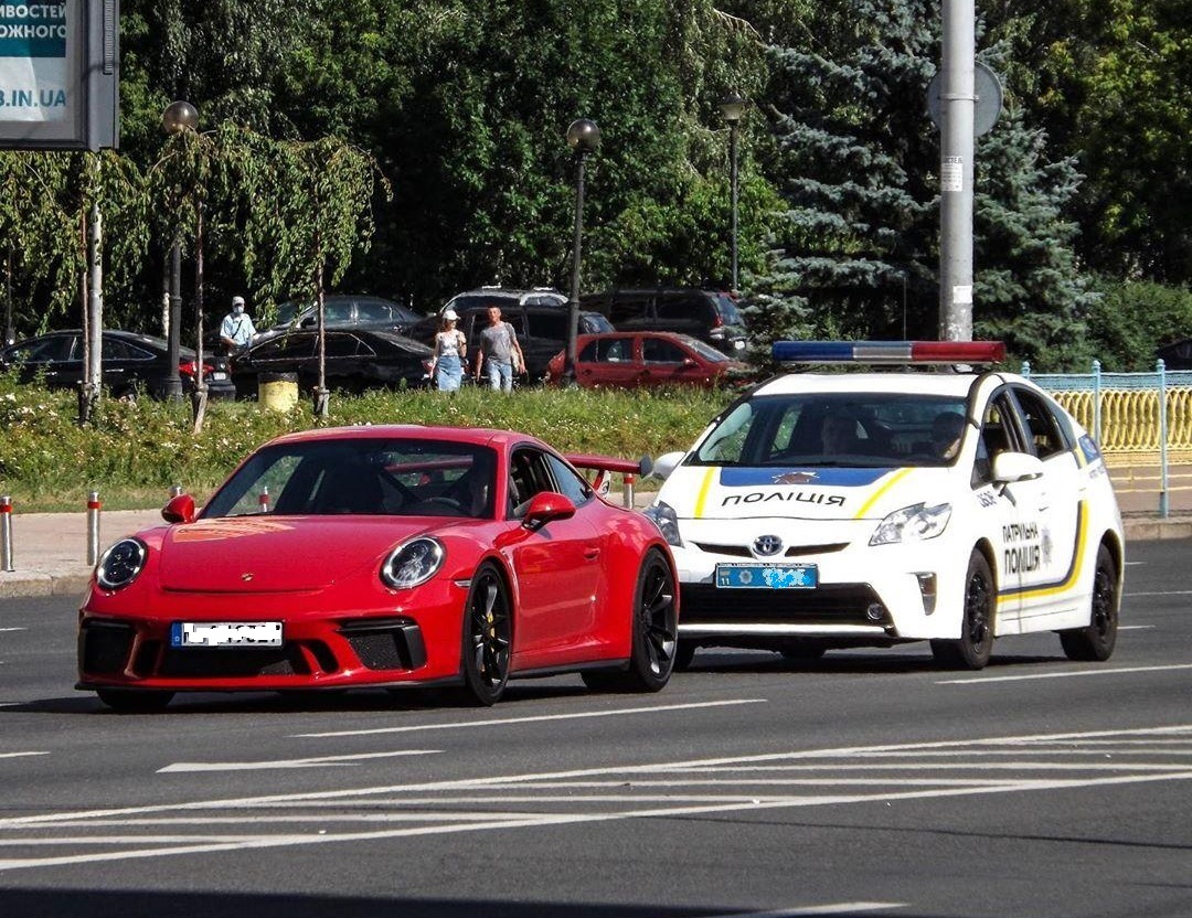 В Киеве массово изымают спорткары на штрафплощадки - в чем причина - фото -  Апостроф