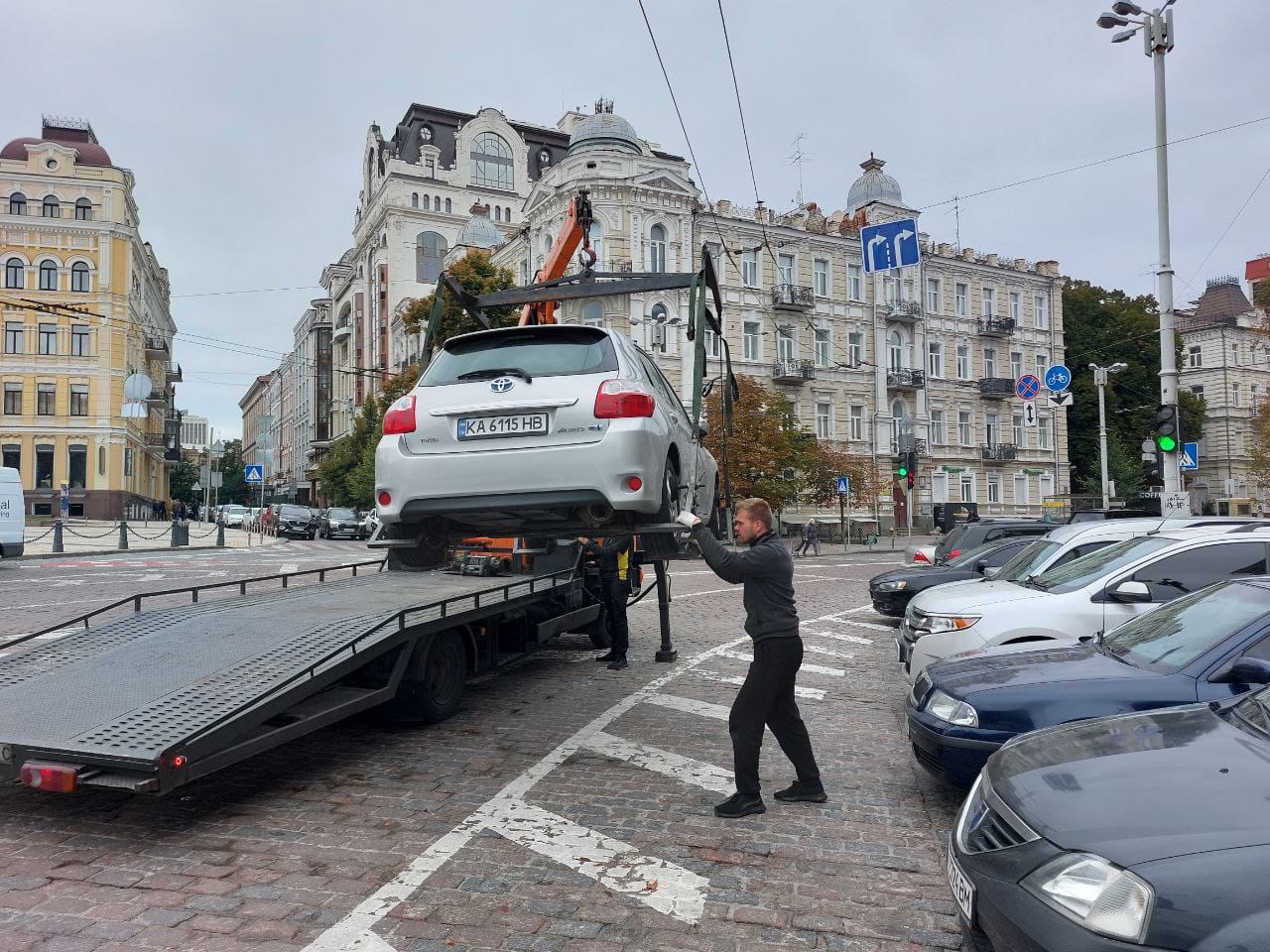 В Киеве водитель перекрыл движение общественного транспорта - фото -  Апостроф