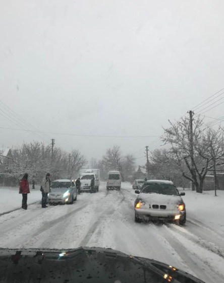 В Днепре из-за сильного снегопада замело дороги: опубликованы фото