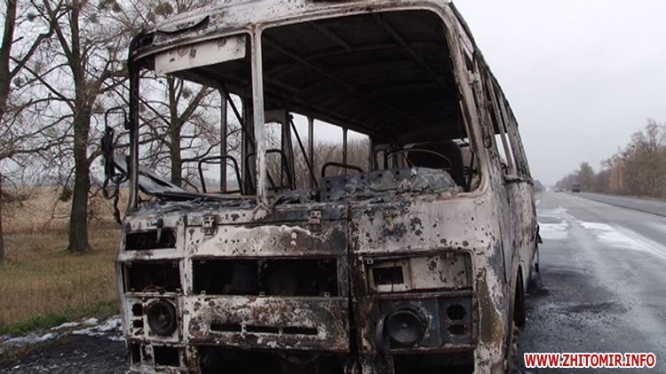 Під Житомиром дощенту згорів автобус, в якому везли труну з небіжчиком: фото та відео