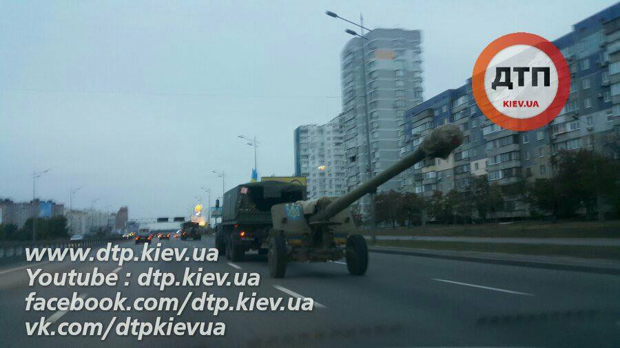 На вулицях Києва помітили колону бронетехніки: з'явилися пояснення та фото