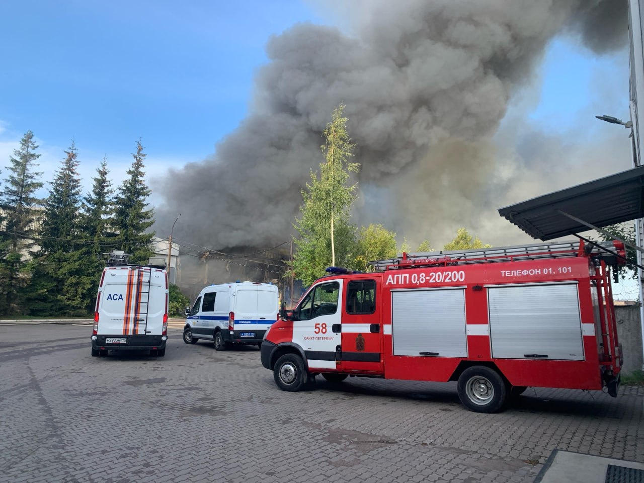 В Петербурге пожар на хладокомбинате - фото и видео - Апостроф