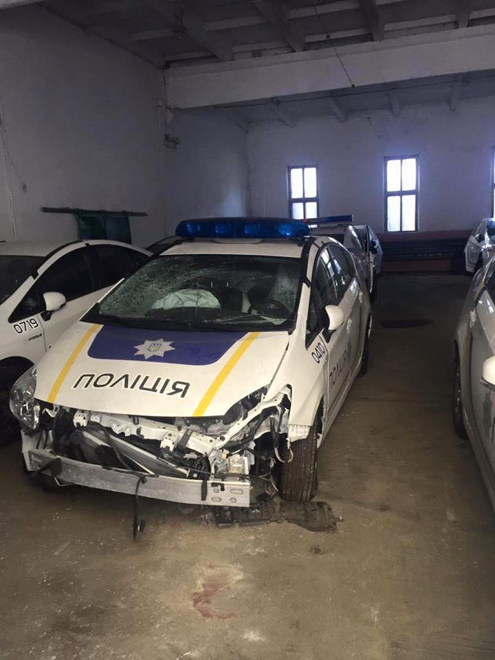 Кладбище машин: сети впечатлили фото разбитых авто полицейских Украины