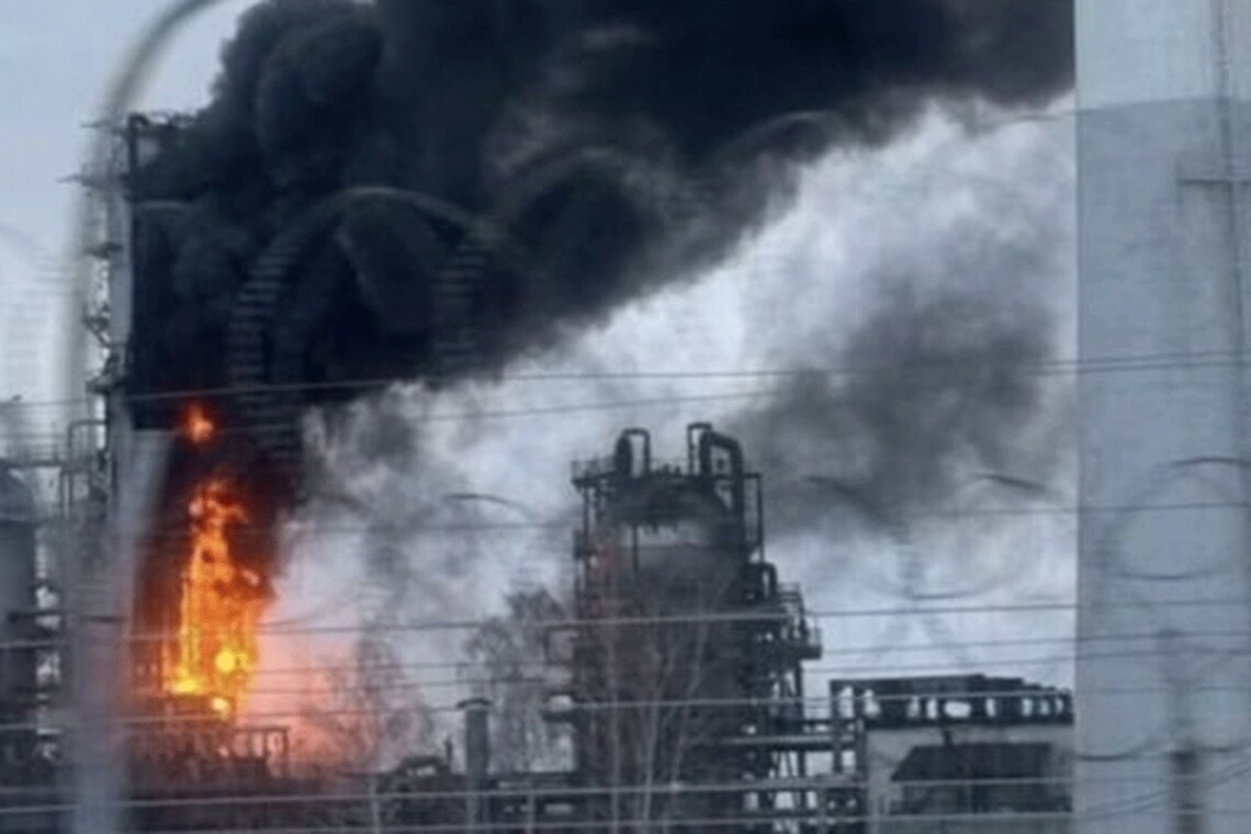 Безпілотники атакували Саратівську область у РФ: ймовірно, під удар потрапив місцевий НПЗ