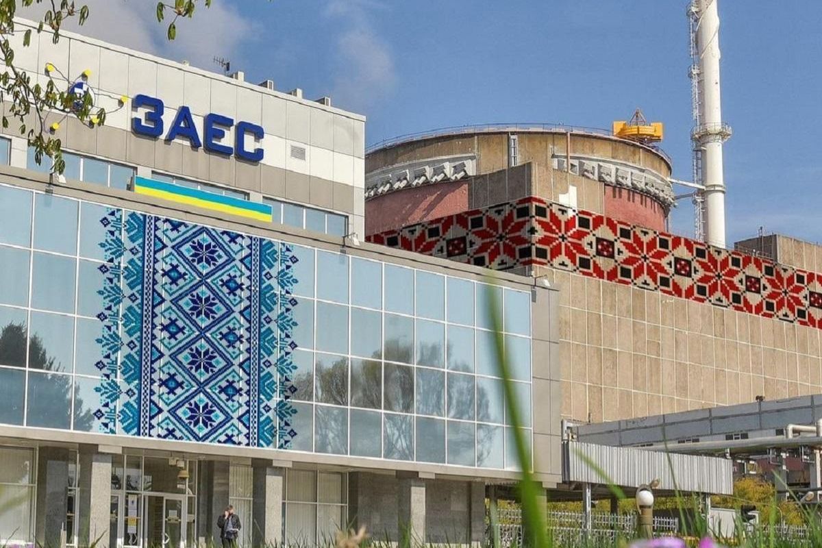 МАГАТЭ фиксировало взрывы и дым возле Запорожской АЭС