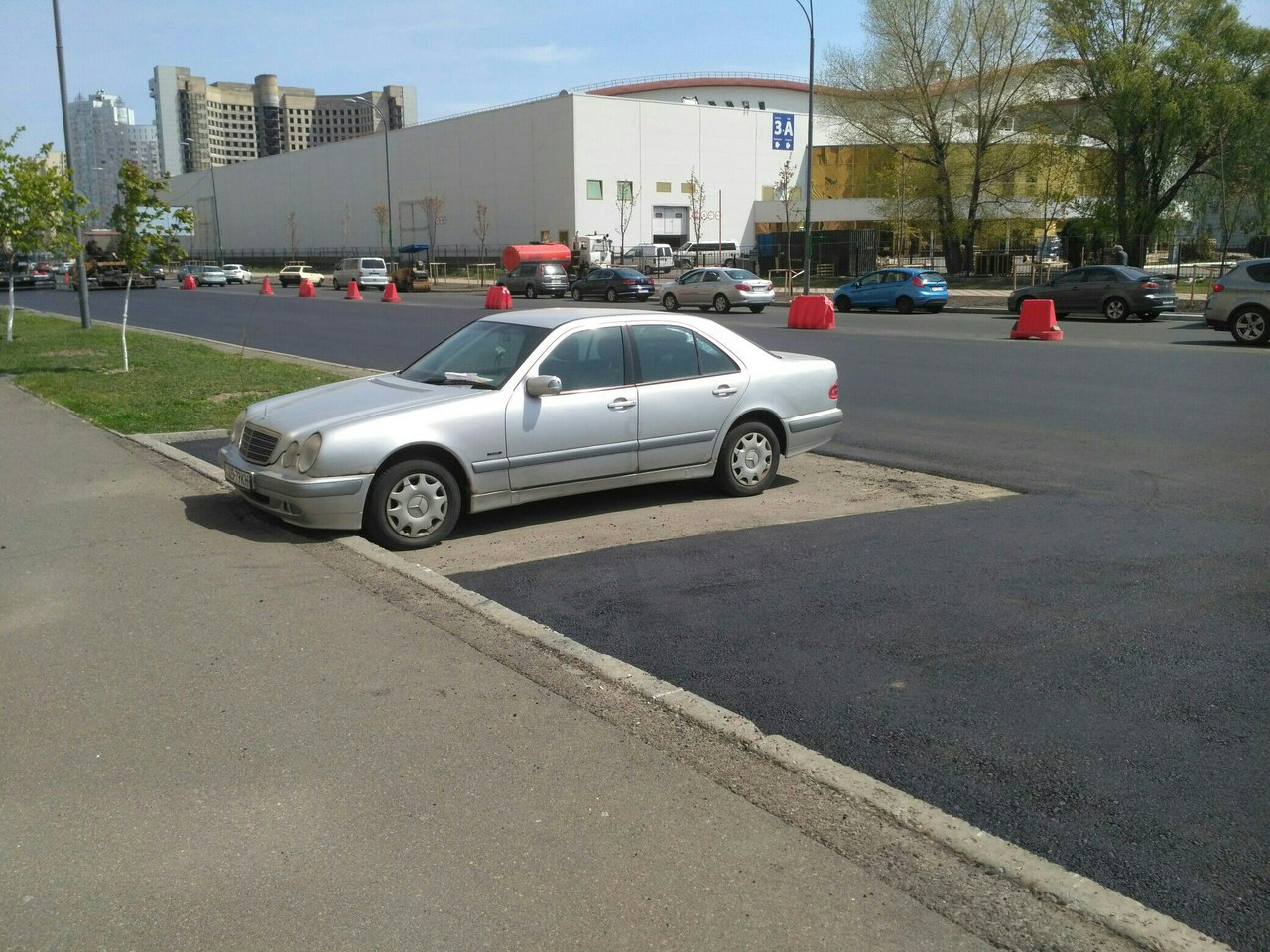 У Києві поклали асфальт в обхід припаркованого авто: опубліковано фото