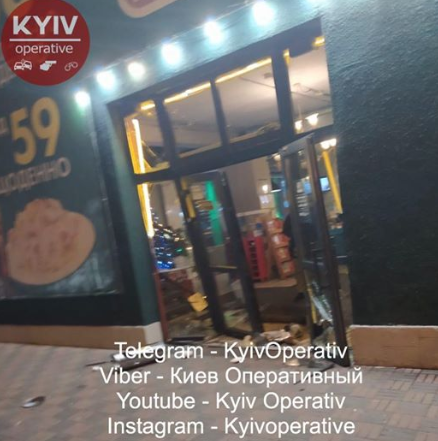 У Києві група неадекватів вчинила погром в піцерії: опубліковано фото і відео