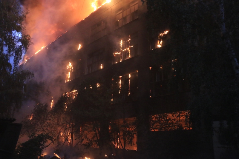 Що відбувається на місці сильної пожежі у Харкові: нові кадри та заява рятувальників