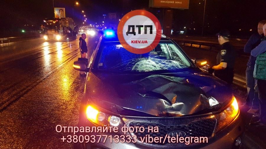 У Києві авто іноземного посольства збило насмерть двох людей: опубліковано фото
