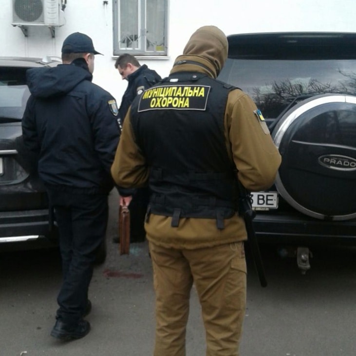 Упал прямо на Land Cruiser: в Киеве произошло серьезное ЧП с пациентом больницы