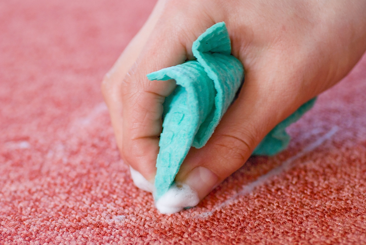 Как почистить ковёр в домашних условиях