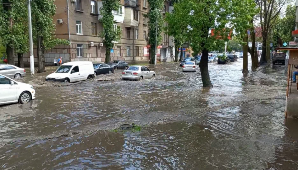 Превратился дождь. Когда начался дождь скоро превратившийся в ливень мы.