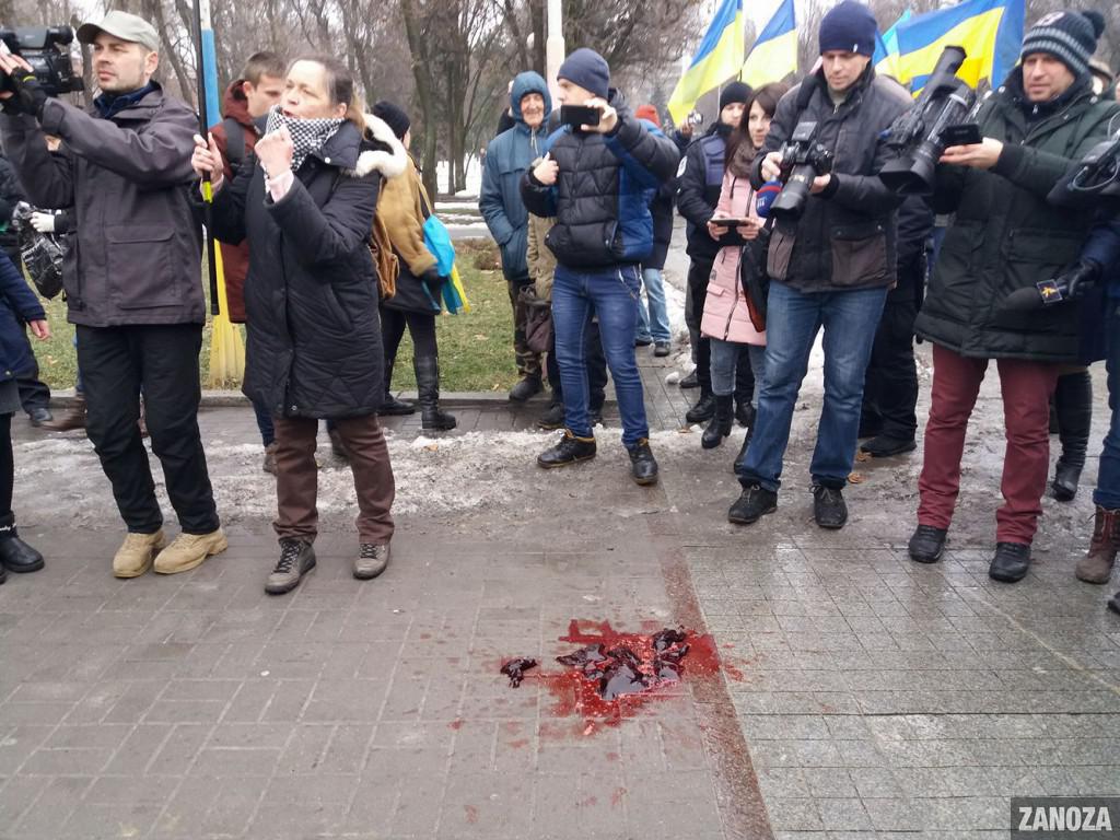 Яловича печінка під ноги: з'явилися фото і відео скандальної акції в Запоріжжі на честь закінчення Сталінградської битви
