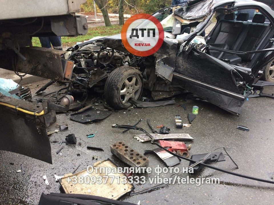 Машина всмятку, водитель погиб: опубликованы фото и видео с места жуткого ДТП в Киеве