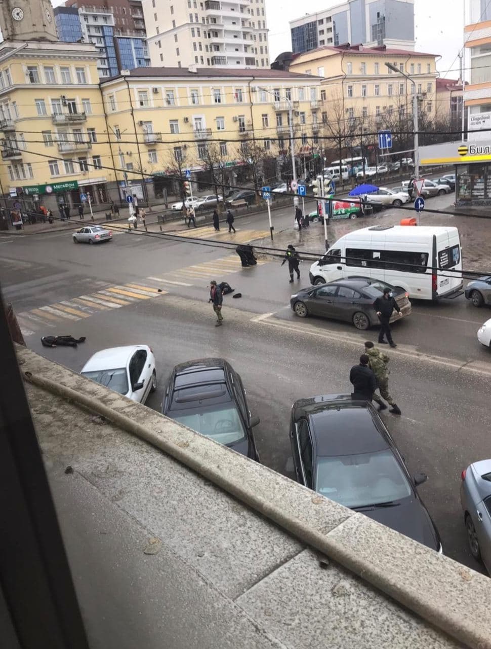 Нападение на полицейских в Грозном 28 декабря 2020 - фото и видео - новости  России - Апостроф