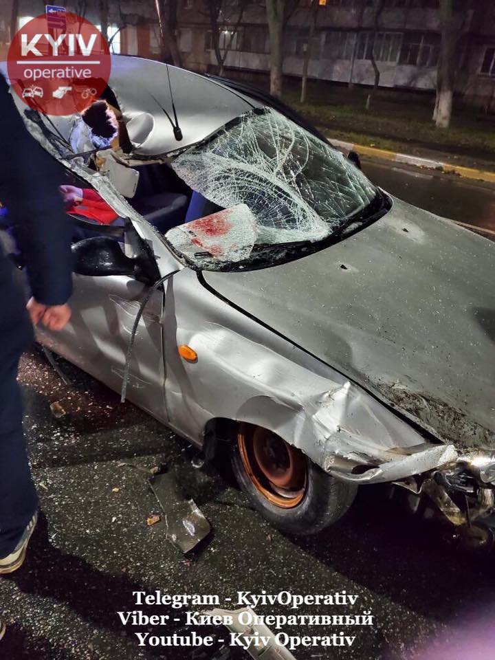 Під Києвом водій на повній швидкості влетів у вантажівку: опубліковано фото страшної ДТП