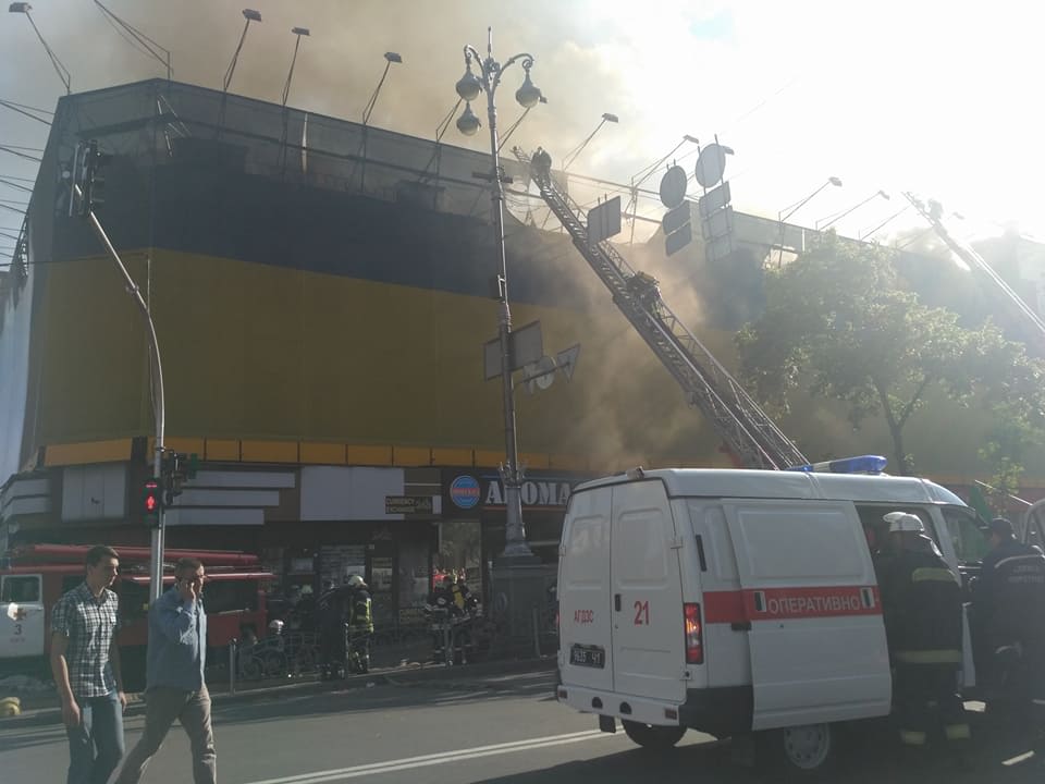 З'явилися нові фото і відео потужної пожежі на Хрещатику