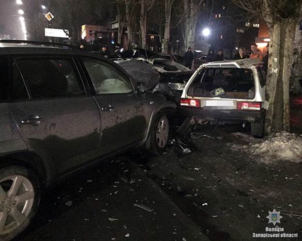 На Запоріжжі 5 авто потрапили в жахливу аварію: опубліковано фото