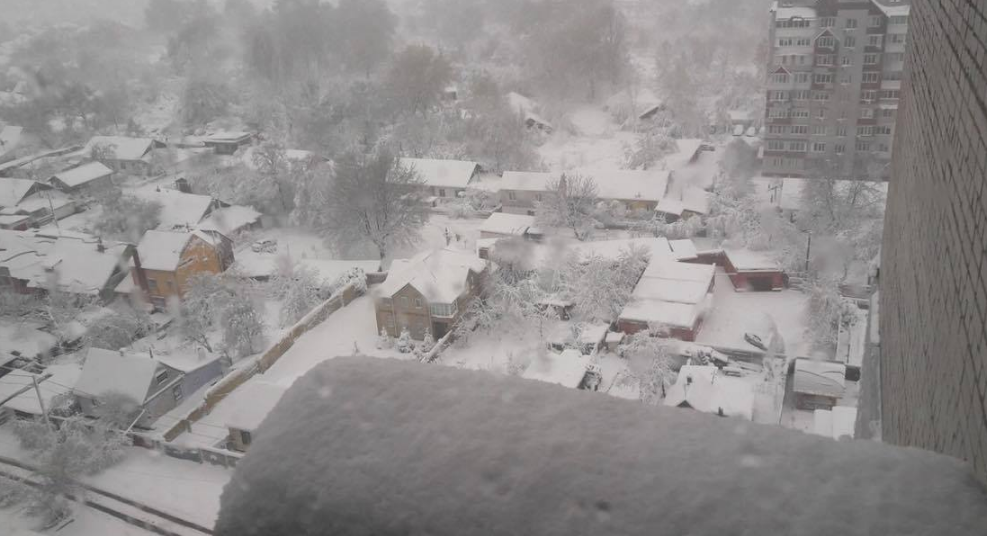 В Дніпрі через сильний снігопад замело дороги: опубліковано фото