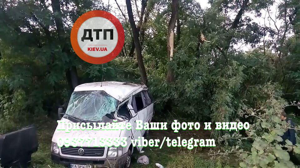 Под Киевом в кювет слетел бус с пассажирами: опубликованы фото с места аварии