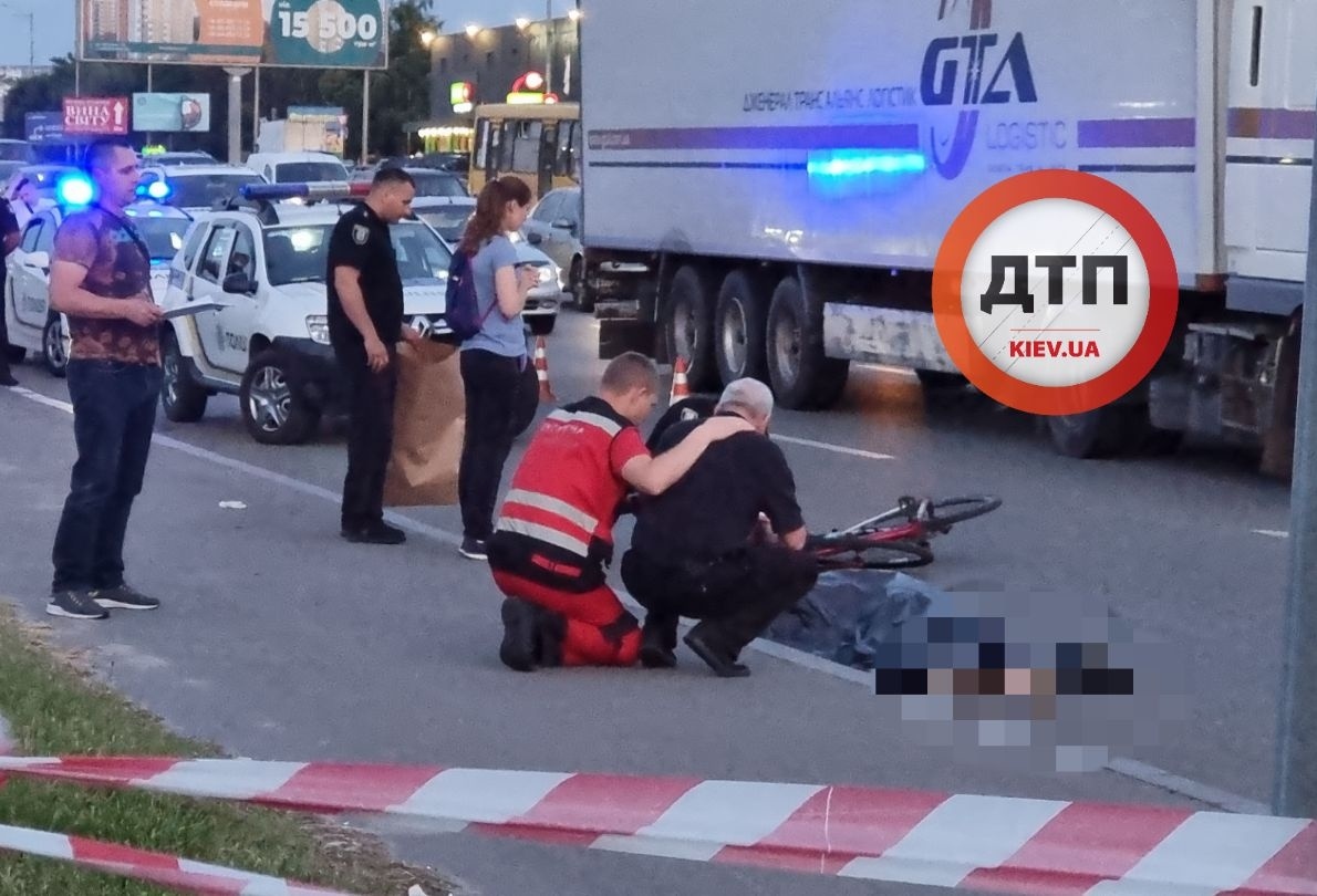 В Киеве на Окружной врача на велосипеде толкнули под грузовик - фото и  видео - Апостроф