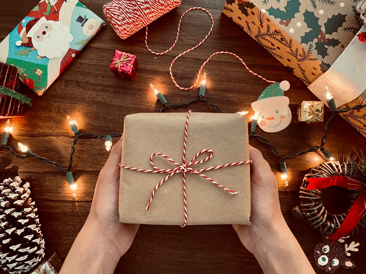 Как упаковать подарок в бумагу без коробки?