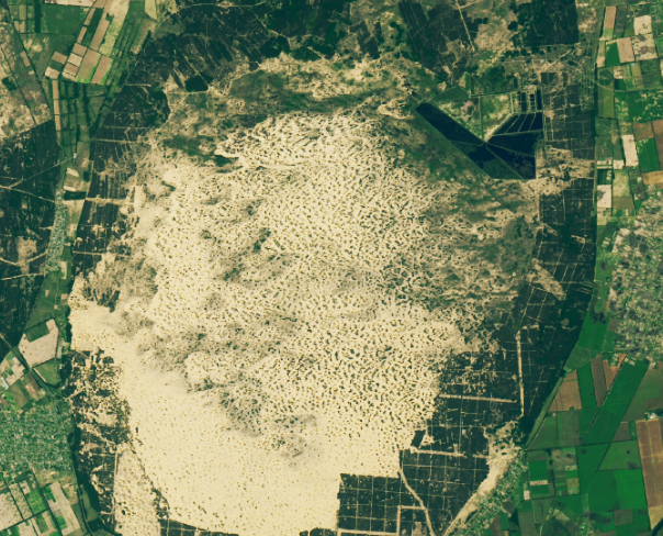 Схожа на яйце: NASA показало зняті з космосу фото міні-пустелі в Україні