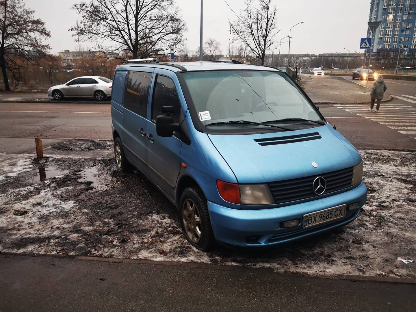 В Киеве героям парковки на Русановке спустили колеса - фото - Апостроф