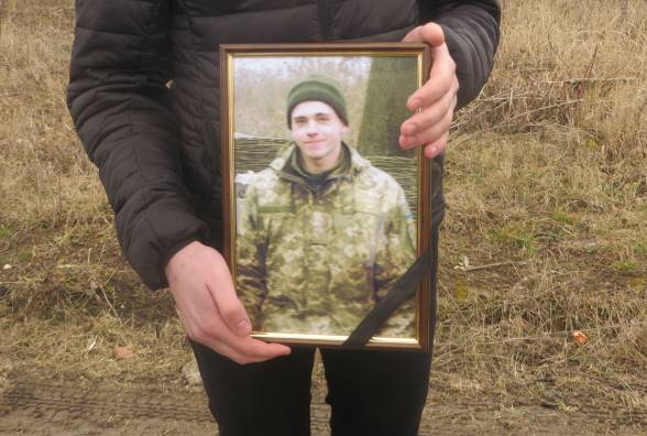 Під Хмельницьким попрощалися з військовим, який загинув при пожежі на полігоні "Широкий лан": фото та відео