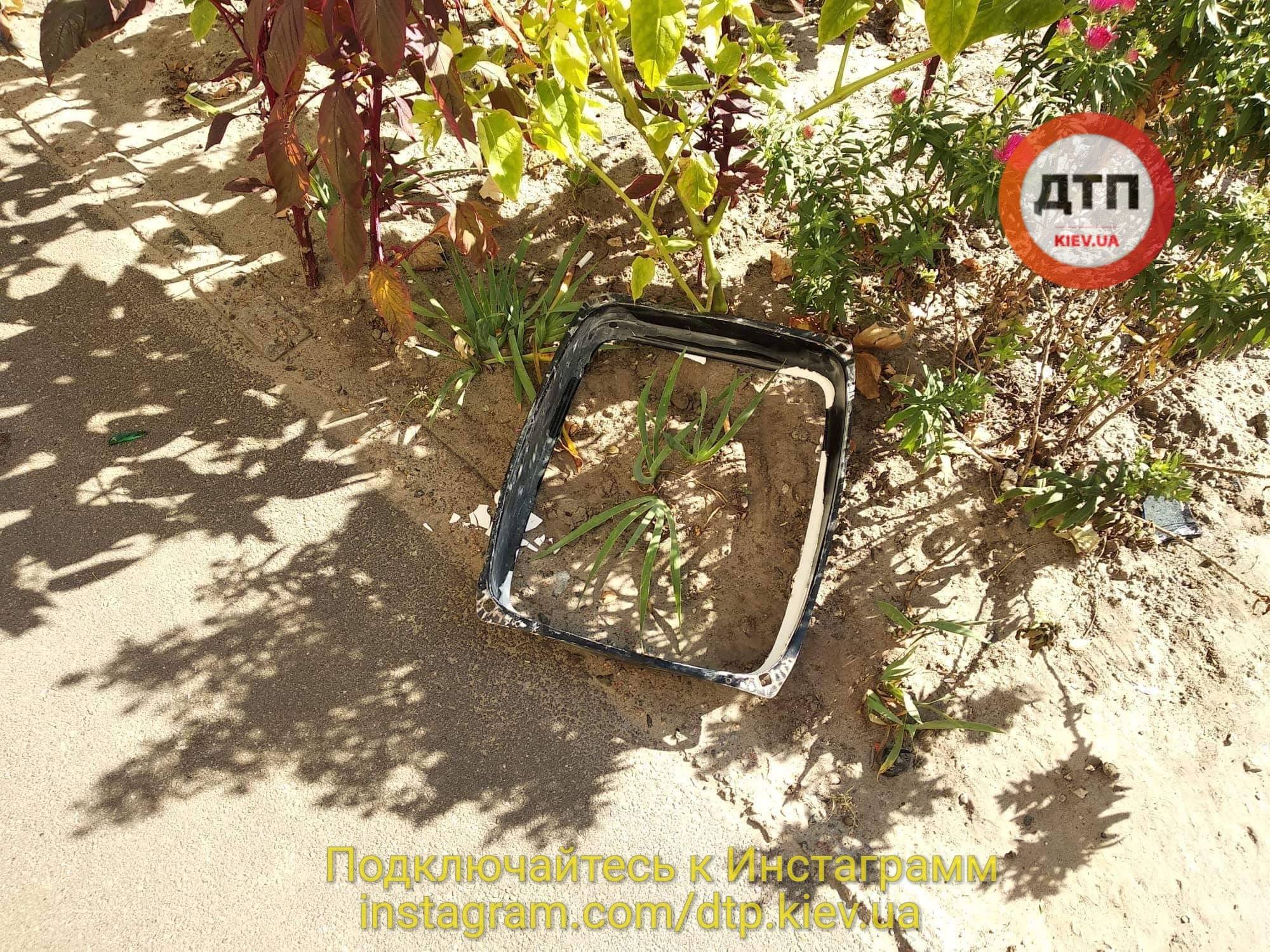 Пристрасті по-київськи: ревнивець кинув із вікна телевізор в автомобіль залицяльника своєї колишньої