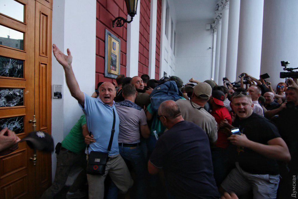 Смертельна пожежа в дитячому таборі "Вікторія": з'явилися фото бійки під мерією Одеси