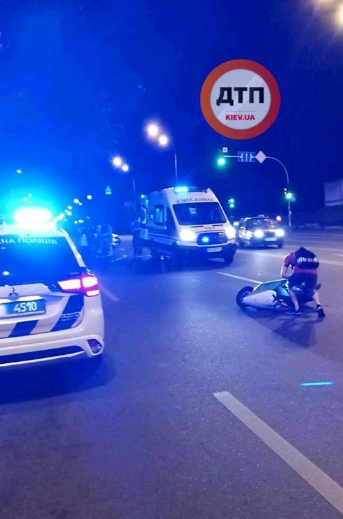 В Киеве пьяный водитель внедорожника сбил парня на мопеде