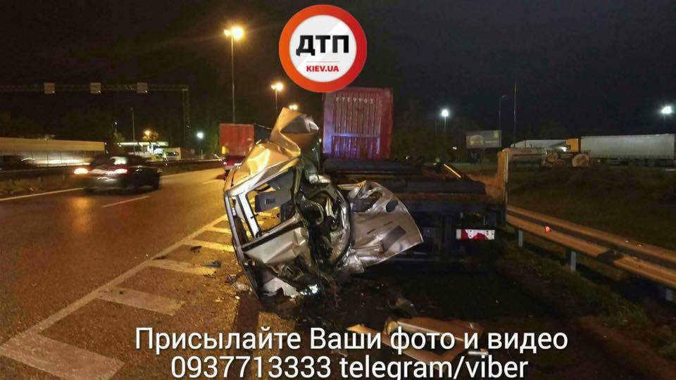 Обломки разлетелись на десятки метров: опубликованы фото жуткого ДТП под Киевом