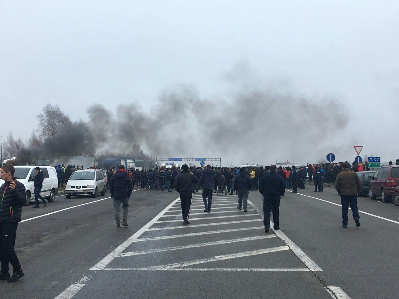 Протест против новых законов: "евробляхеры" начали перекрывать дороги 11