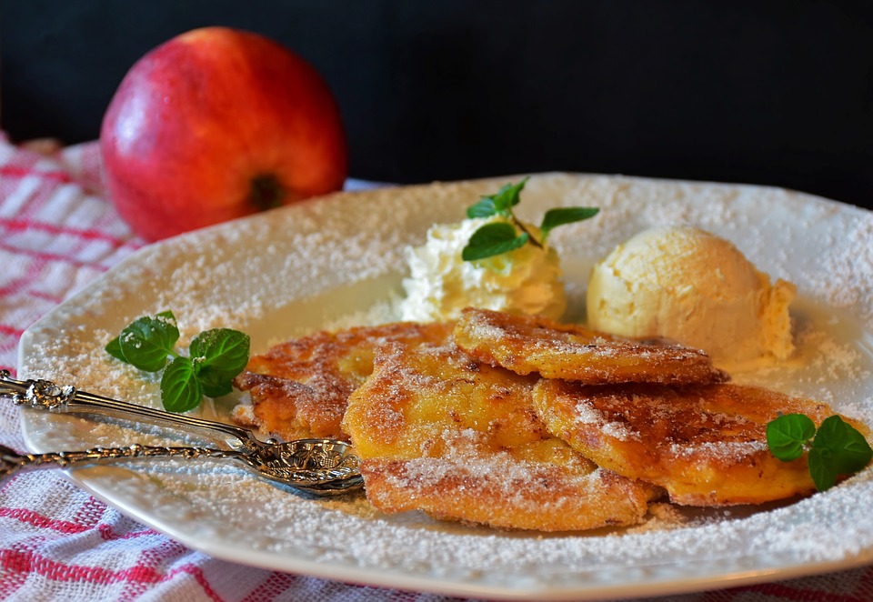 10 рецептов ароматных оладий с яблоками - Лайфхакер