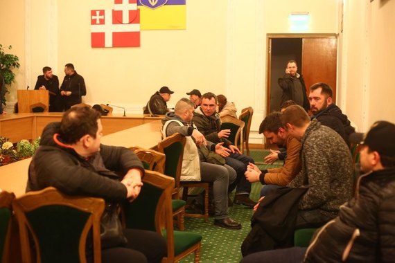 Появились новые фото из захваченного активистами здания ОГА в Луцке