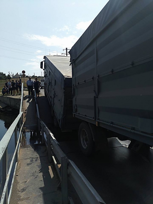 Під Миколаєвом вантажівка зруйнувала міст через річку: опубліковано фото