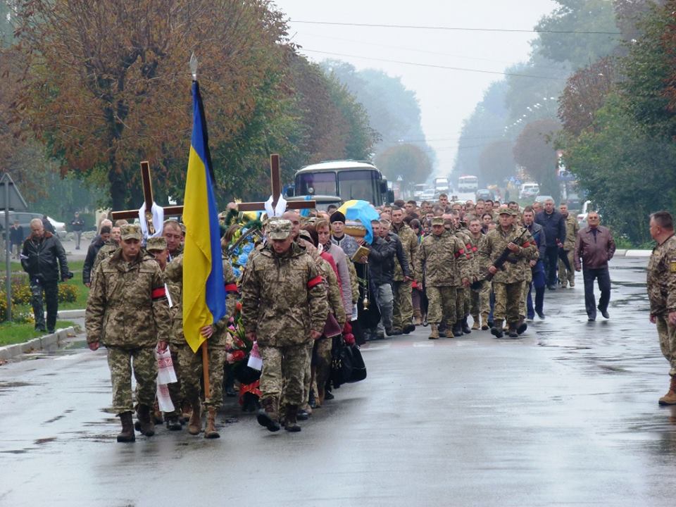 Плакало небо і люди: з'явилися фото прощання з пілотами, які загинули при катастрофі літака під Хмельницьким