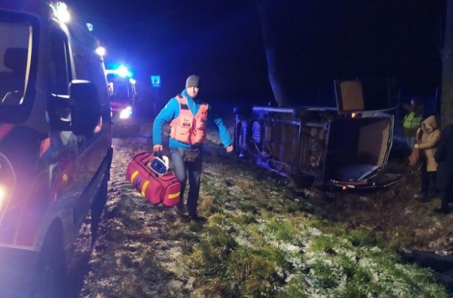 Бус з українцями потрапив у Польщі в ДТП з переворотом: фото