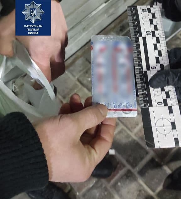 В Киеве грабитель "разбогател" на крупную сумму возле банкомата - далеко убежать не успел: фото