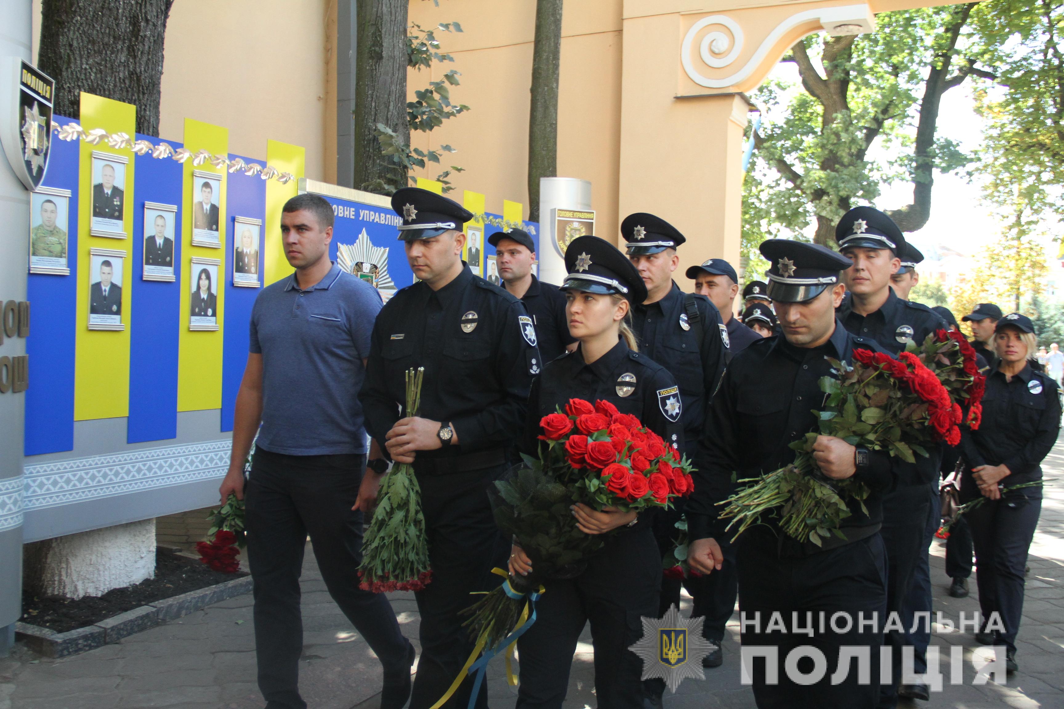 ​В Харькове простились с убитым возле мэрии полицейским: появились фото